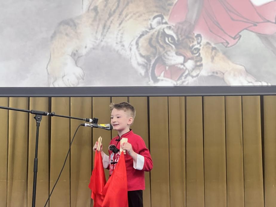 一航表演快板《武松打虎》。布加勒斯特大學(xué)孔子學(xué)院供圖