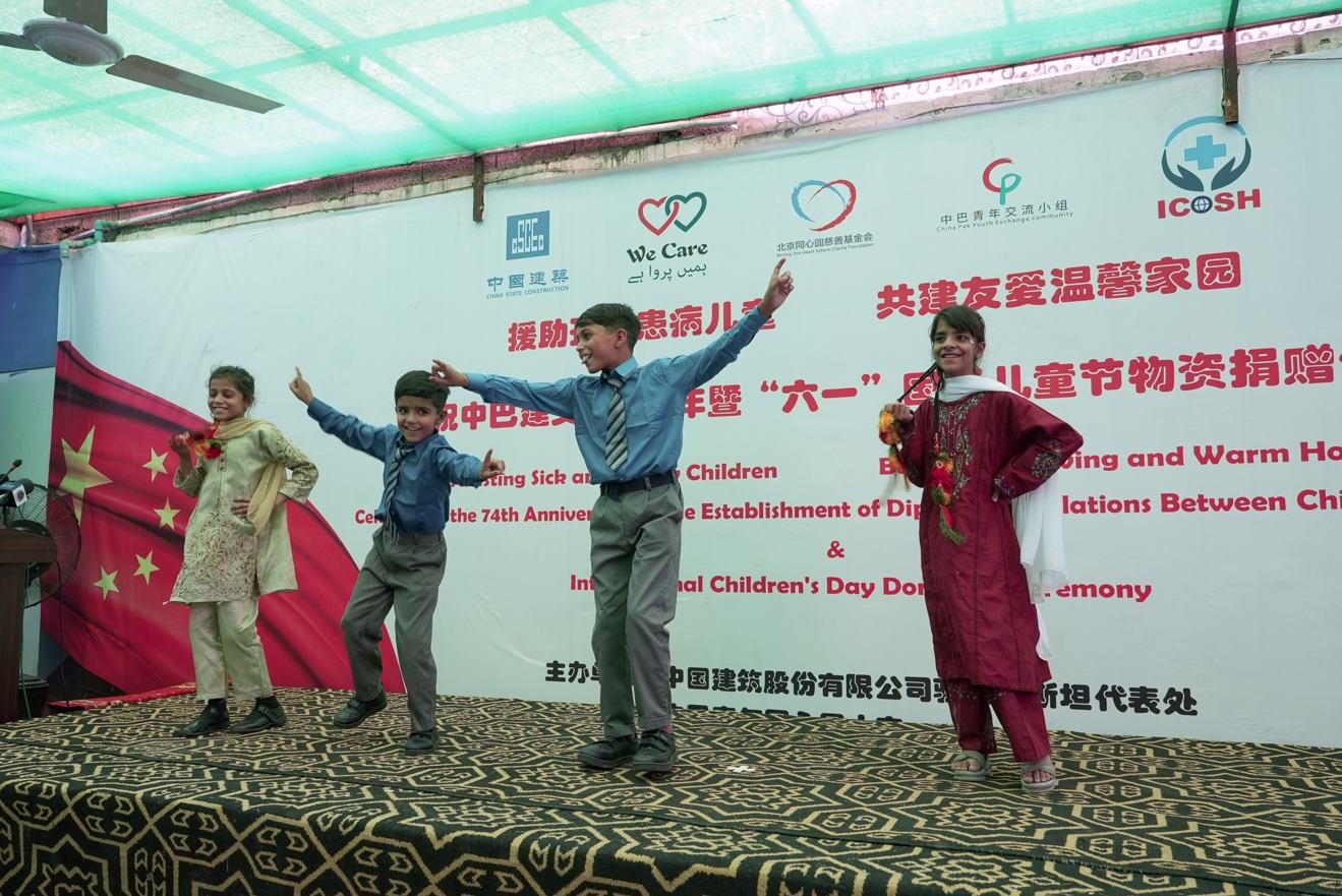 受捐孤兒在活動現(xiàn)場表演自己創(chuàng)作的舞蹈節(jié)目。瓦加斯·阿赫邁德攝