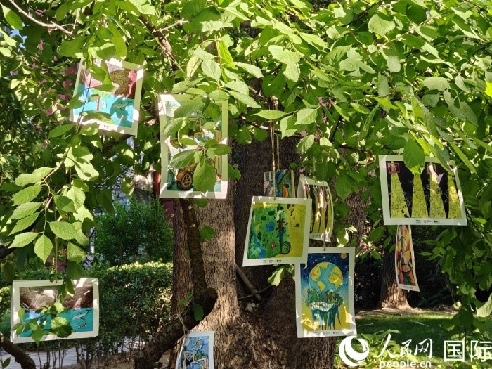 兒童環(huán)保繪畫展覽。人民網(wǎng)記者 李明攝