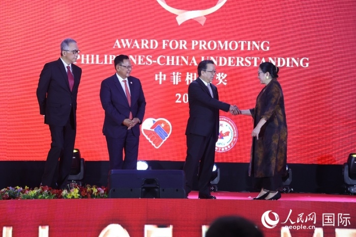 菲律賓前參議員許爾琦榮獲“終身成就獎”。人民網記者樊帆 攝