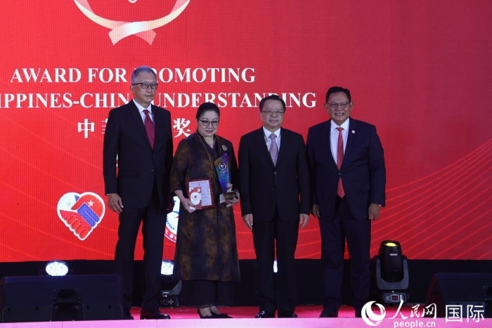 菲律賓前參議員許爾琦榮獲“終身成就獎”。人民網記者 樊帆攝