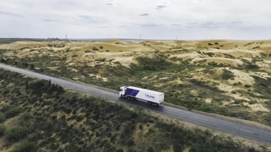 主線科技智能卡車行駛在路上。