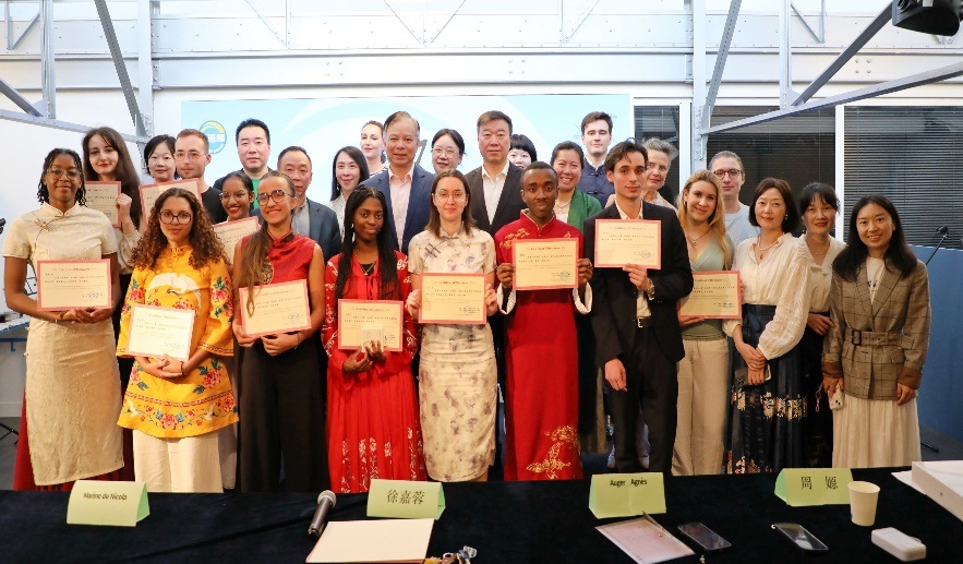 圖1：中國(guó)駐法使館公使陳力、教育公參周家貴與比賽師生、評(píng)委合影（圖片：巴黎西岱大學(xué)孔子學(xué)院）